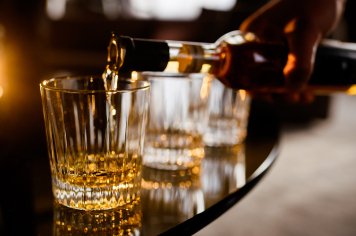 В РФ продлен эксперимент по маркировке импортного алкоголя внутри страны