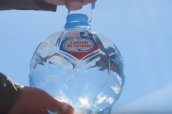 «Ашан» снял с продажи шарообразные бутылки воды «Святой источник»
