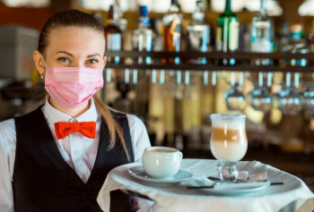 Бизнес-омбудсмен предложил отменять антиковидные ограничения для ресторанов при вакцинации 90% сотрудников