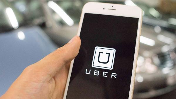 Водители Uber будут продавать пассажирам наушники и косметику