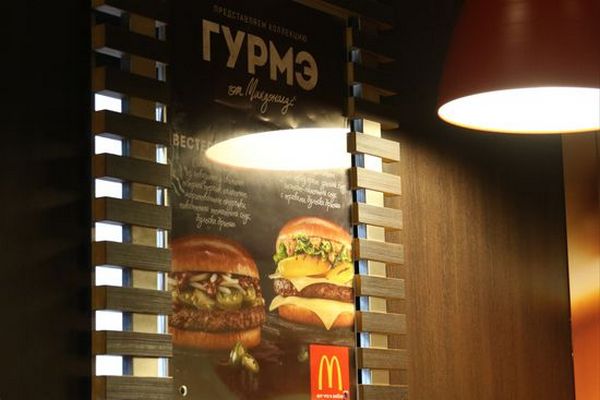 Макдоналдс уменьшил бургеры «Гурмэ» в рекламе после претензий ФАС