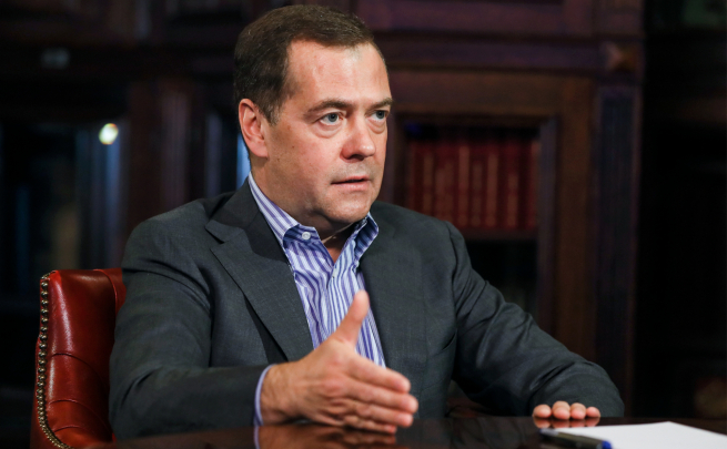 Медведев призвал быстрее внедрять российские IT-решения