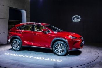 Lexus нанес имена 5000 подписчиков на кроссовер Lexus NX