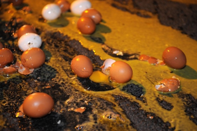 Пермяки бьют яйца в знак протеста