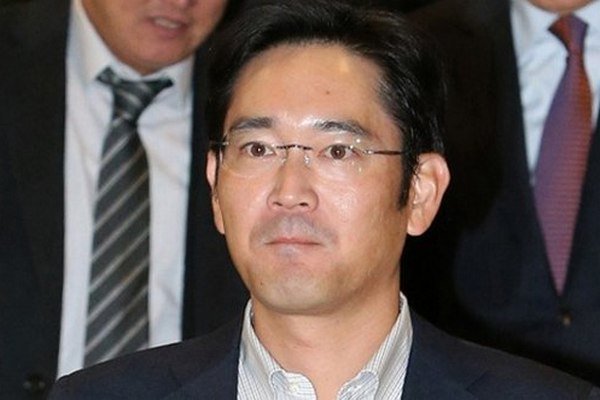 Осужденный за коррупцию глава Samsung вышел на свободу