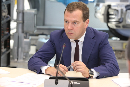 Медведев приостановил продажу непищевых спиртосодержащих жидкостей на месяц