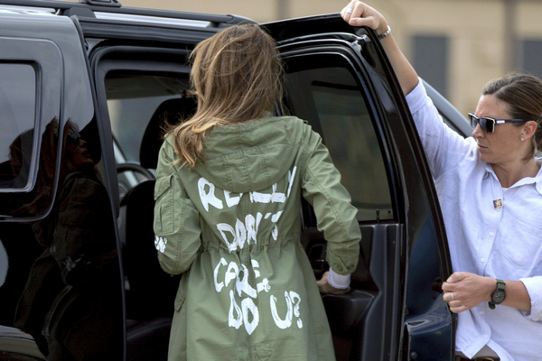 Мелания Трамп оказалась в центре скандала, надев куртку с надписью «Мне все равно» в детский приют