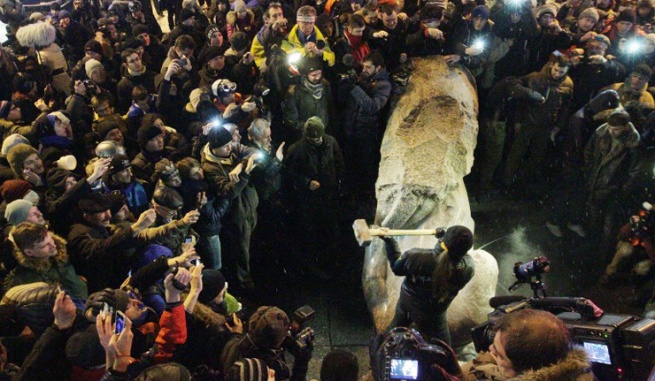 Киевский памятник Ленину продают по кускам