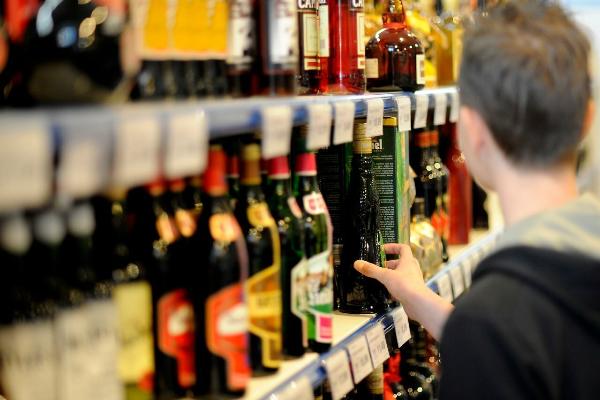 Ассоциация производителей пива выступает против повышения возраста продажи крепкого алкоголя до 21 года