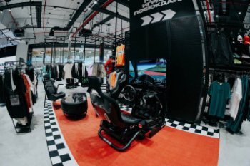 AMAZING RED удвоил площадь флагманского магазина в «Авиапарке» и добавил спортивные зоны AMAZING RED удвоил площадь флагманского магазина в «Авиапарке» и добавил спортивные зоны