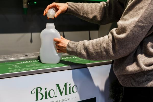 В «Перекрёстках» появились станции для розлива бытовой химии BioMio в многоразовую тару