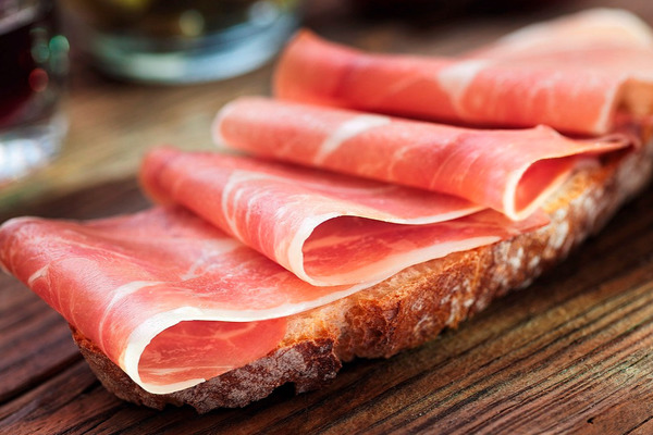 Производители мяса предложили запретить россиянам ввоз пармезана и хамона