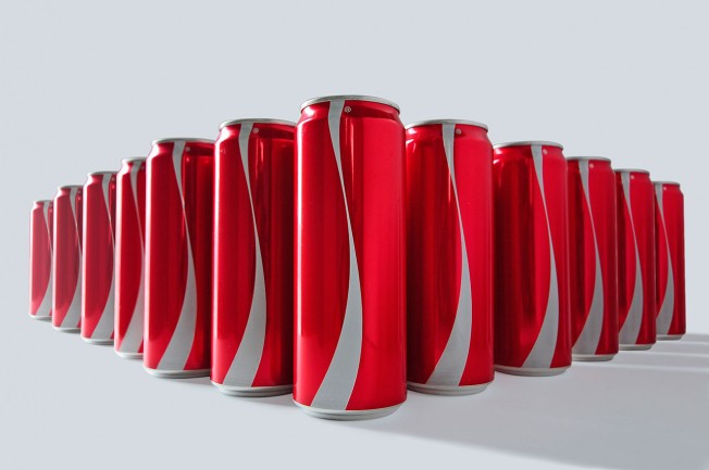 Coca-Cola выпустила напитки без лейблов в знак толерантности