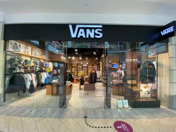 Владелец Vans и The North Face решил закрыть магазины в России