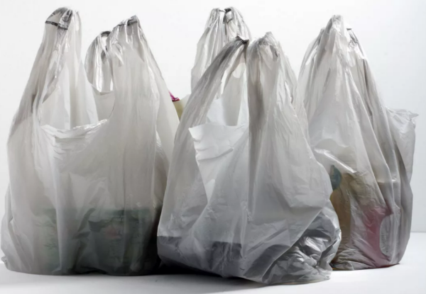 Пластиковые пакеты оказались экологичнее бумажных и тканевых