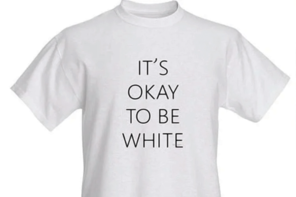 Новозеландский онлайн-магазин обвинили в расизме из-за надписи на футболках
