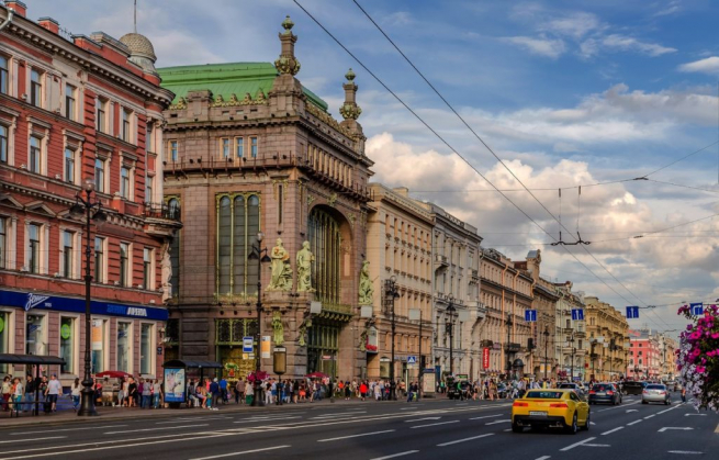 Международные бренды освободили 2,6 тысяч кв. м площадей на центральных торговых улицах Петербурга