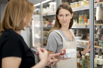 В Москве и Петербурге падает спрос на линейный персонал в торговле и логистике