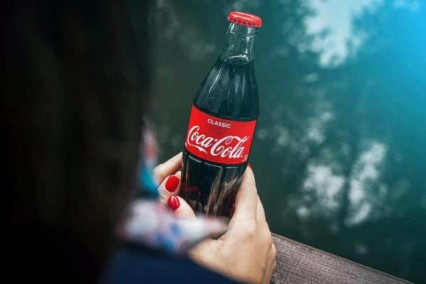Coca-Cola запускает подписку на напитки из автомата