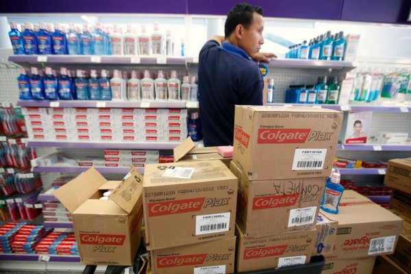 Colgate остановил завод в Венесуэле из-за нехватки картонных коробок