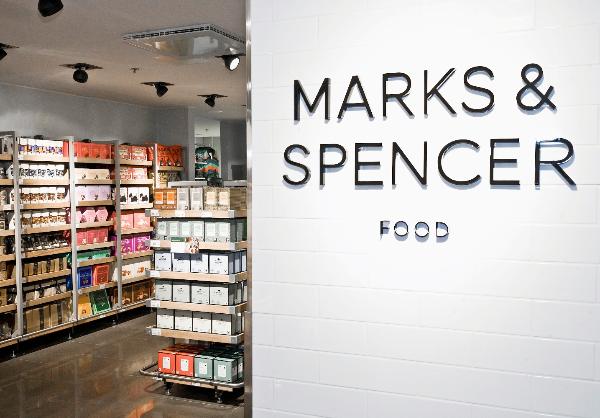 Marks & Spencer откажется от маркировки срока годности на молоке для сокращения отходов