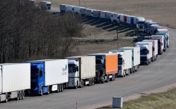 Более двух тысяч грузовиков скопилось в очередях на границе Беларуси с ЕС