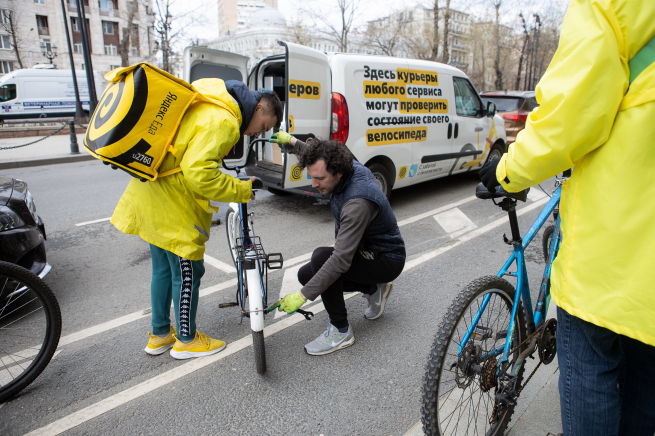 «Яндекс» организовал пункты выдачи аптечек и велоинструментов для курьеров