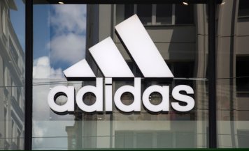Инвестор Adidas выступает против переизбрания председателя правления компании