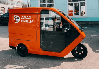 «Додо пицца» представила фирменный электрический скутер для доставки еды