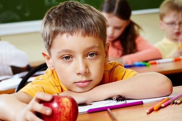 Школьникам могут начать выдавать по яблоку в день