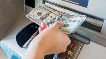 Крупнейшие российские банки перестали принимать валюту через банкоматы