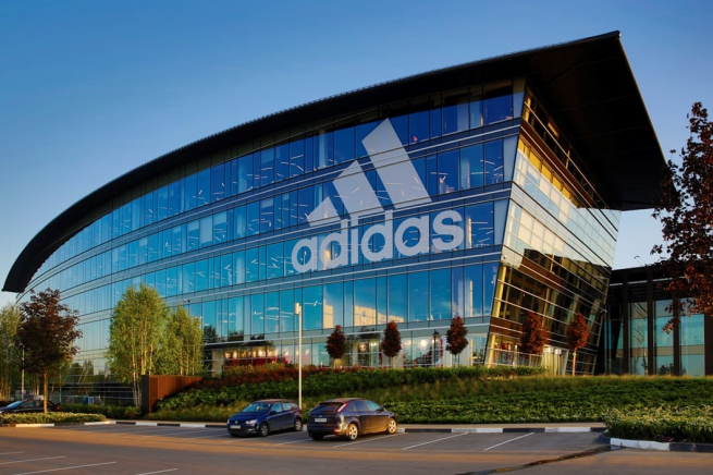 Чистая прибыль Adidas в первом полугодии снизилась в 17 раз