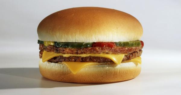 Девушка подала в суд на McDonald's из-за рекламы чизбургера