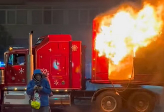 Фирменный грузовик Coca-Cola из рождественской рекламы сгорел в Бухаресте Фирменный грузовик Coca-Cola из рождественской рекламы сгорел в Бухаресте