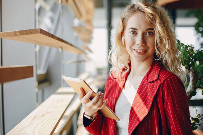 Самые высокооплачиваемые вакансии августа в сфере ритейла 👔 NewRetail