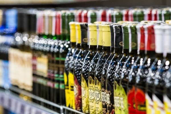 Минфин намерен запретить продажу алкоголя в сети за наличные