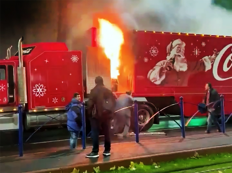 Фирменный грузовик Coca-Cola из рождественской рекламы сгорел в Бухаресте