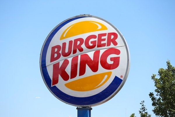 Burger King начал раздавать бургеры за «сожженные» баннеры конкурентов
