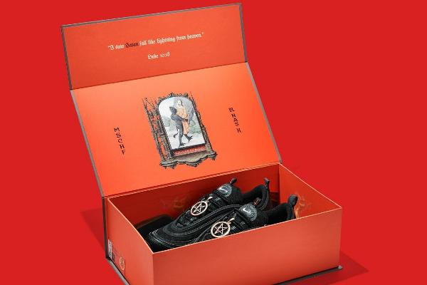 Nike добился запрета на продажу кроссовок с человеческой кровью Nike добился запрета на продажу кроссовок с человеческой кровью