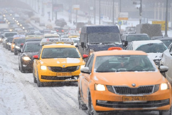 Снегопад в Москве вызвал двукратный рост цен на такси