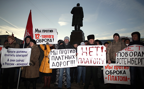 Российские дальнобойщики митингуют против системы "Платон"