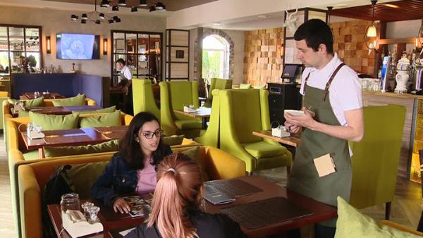Более 100 столичных кафе и ресторанов подали заявку на создание зон, свободных от Covid-19