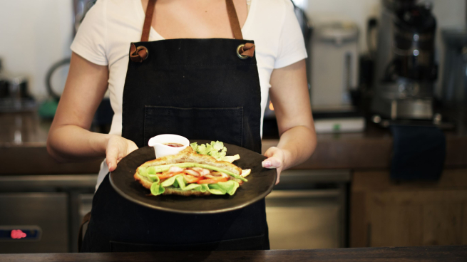 Россияне летом на треть чаще интересовались подработкой в общепите