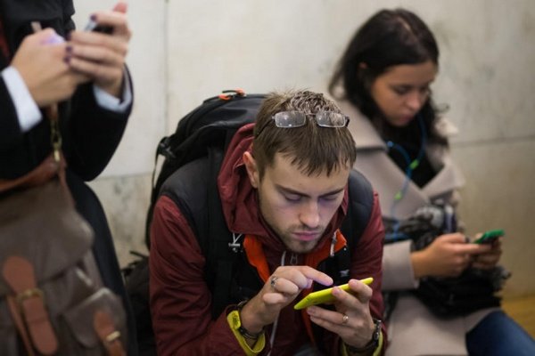 Продажи электронных книг в России выросли за счет смартфонов Продажи электронных книг в России выросли за счет смартфонов