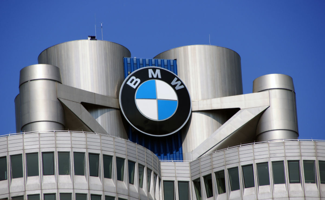 Концерн BMW восстановил поставки запчастей в Россию