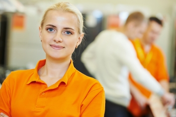 Хорошая работа без опыта: продавец-консультант нужен всем