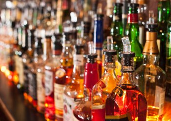 Импорт крепкого алкоголя в Россию упал на 35%