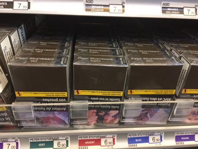 С 1 мая все упаковки сигарет во Франции станут одинаковыми