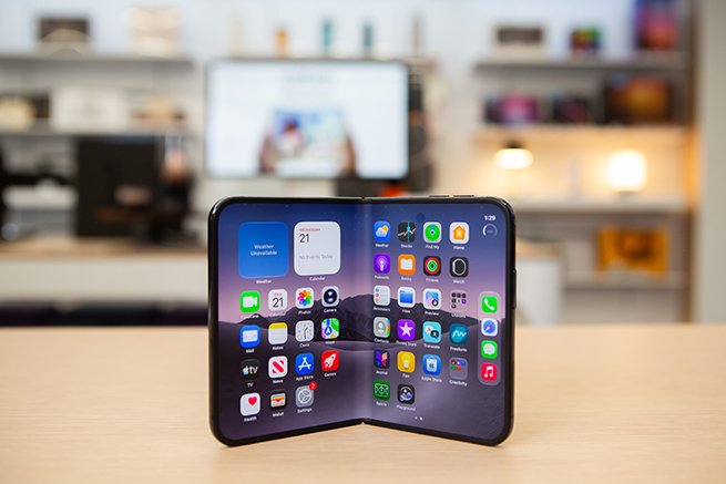 Российские ритейлеры открыли предзаказ на складной iPhone Duo