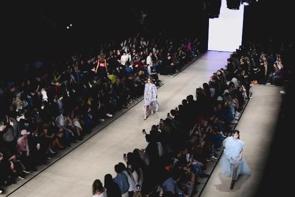 Неделя моды Mercedes-Benz Fashion Week Russia уходит на карантин из-за коронавируса Неделя моды Mercedes-Benz Fashion Week Russia уходит на карантин из-за коронавируса